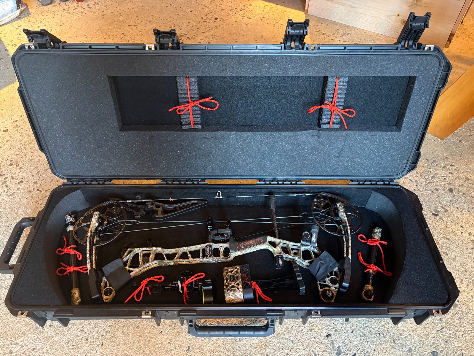 Mathews VXR 28. RH Right Hand 27.5" draw length, 85% let off. 65 lb draw weight