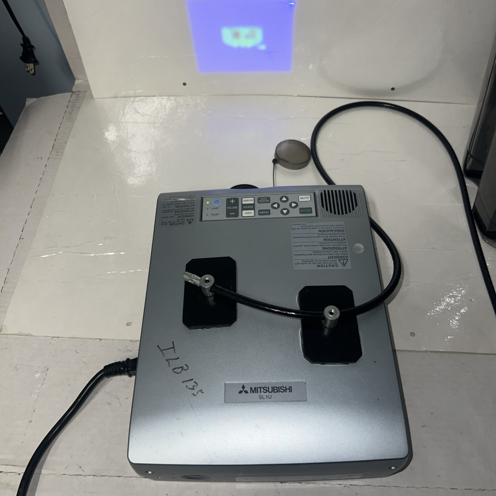 Mitsubishi SL1U Projector Beamer SVGA 3LCD 1000 LUMENS - No remote - TESTED OK
