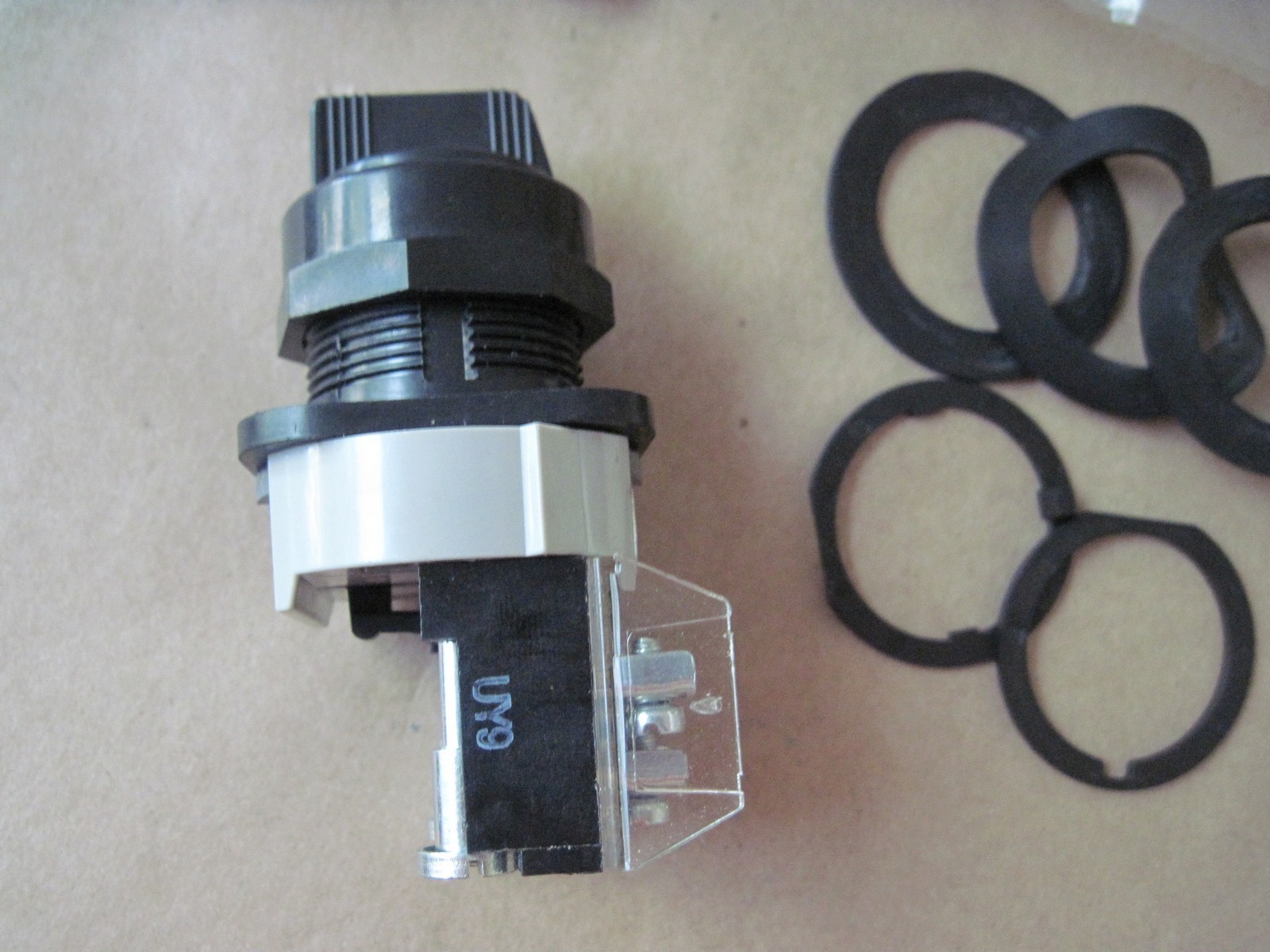 Allen-Bradley 800H-JR4H 30mm 3-Position Selector Switch Spring Return from Left