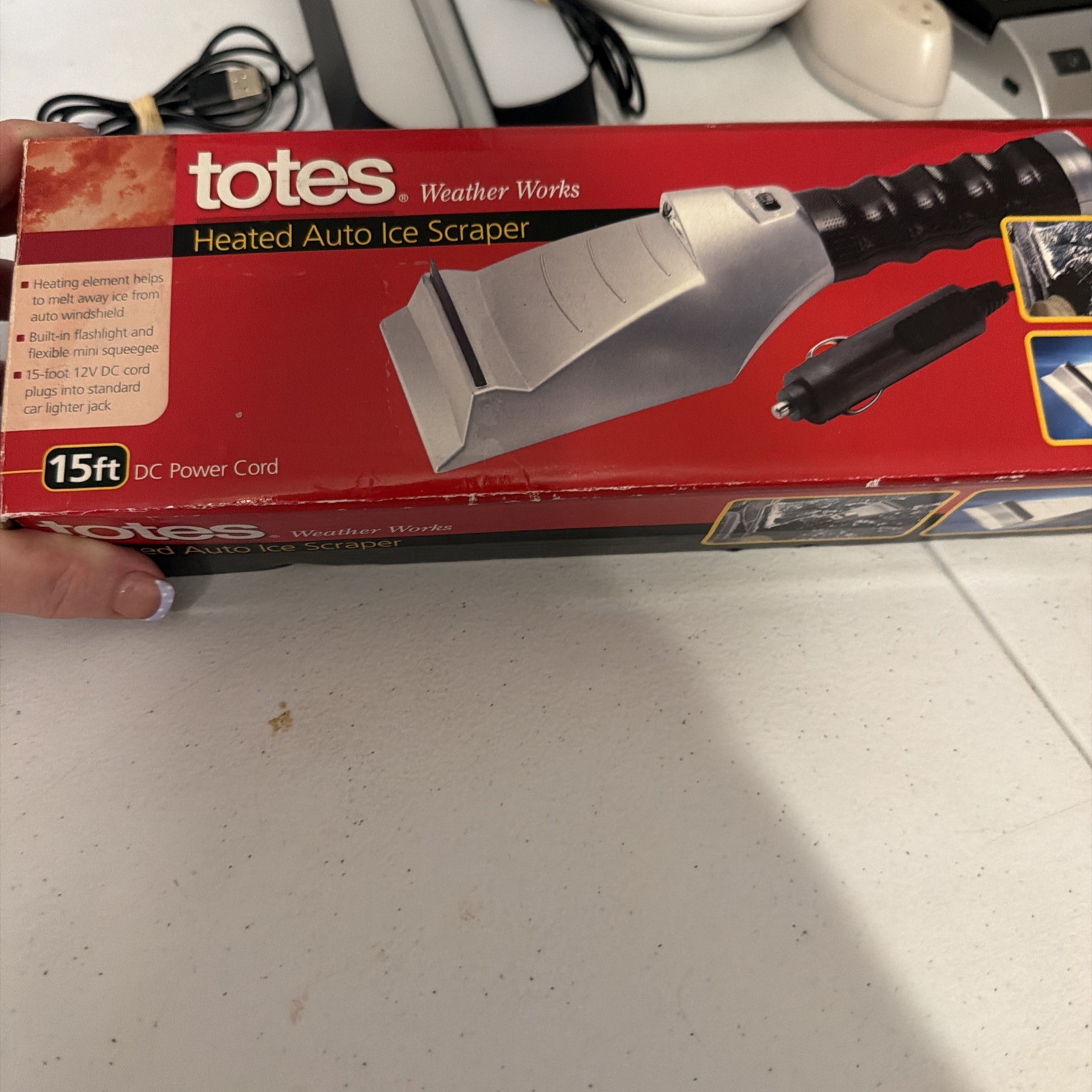 TOTES HEATED AUTO CAR ICE SCRAPER WITH BUILT IN FLASHLIGHT,12V (BRAND NEW)