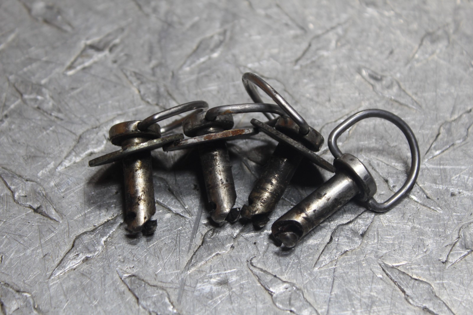 Harley-Davidson Twist Lock Saddlebag Retainer Pins Pair Set 10900040 / 90834-95B