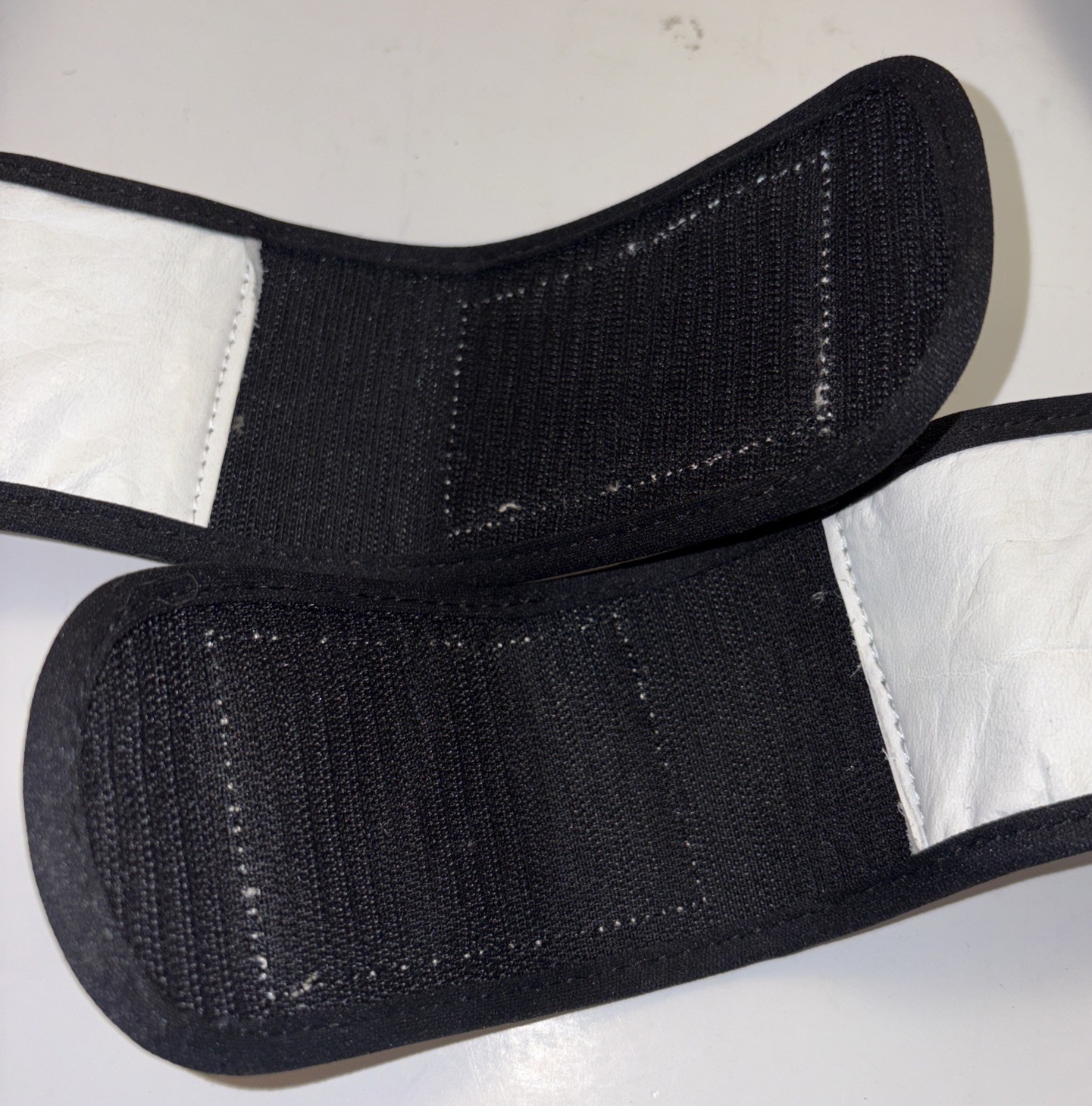 Boxing Gloves - Hit It Hard: Black & White / pre-owned