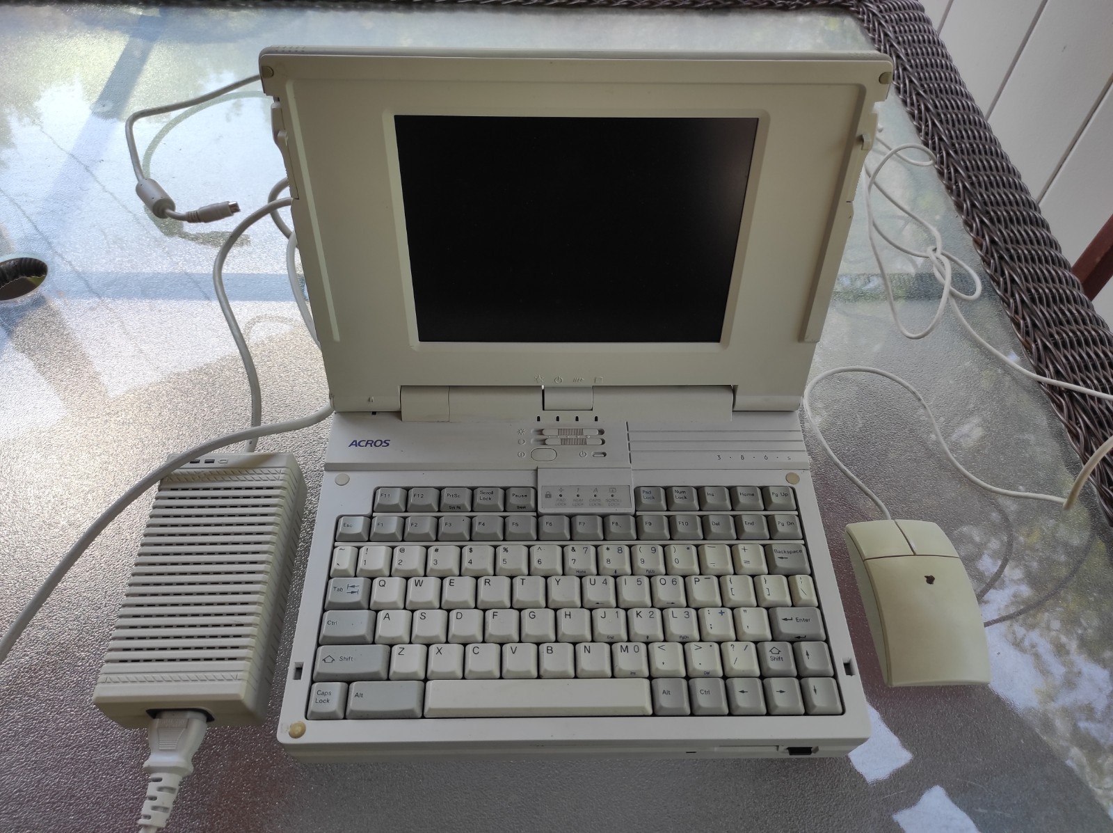 Acros 386s Computer Laptop Working but has issues (see pictures) sold as is