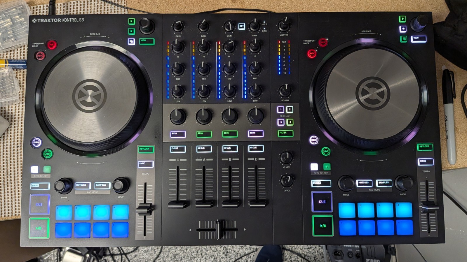 Native Instruments Traktor Kontrol S3 4-Channel DJ Controller