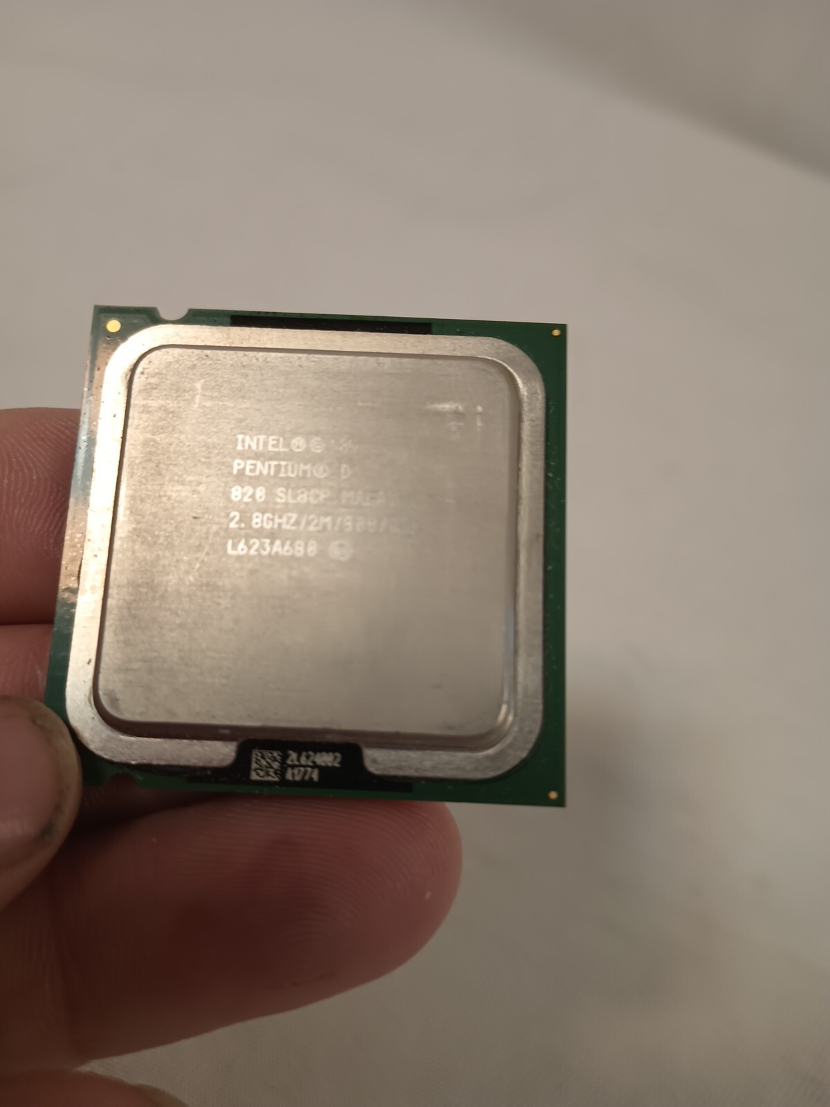 Intel Pentium D 820 2.8GHz /2M /800 / 05A CPU SL8CP socket 775 dual-core