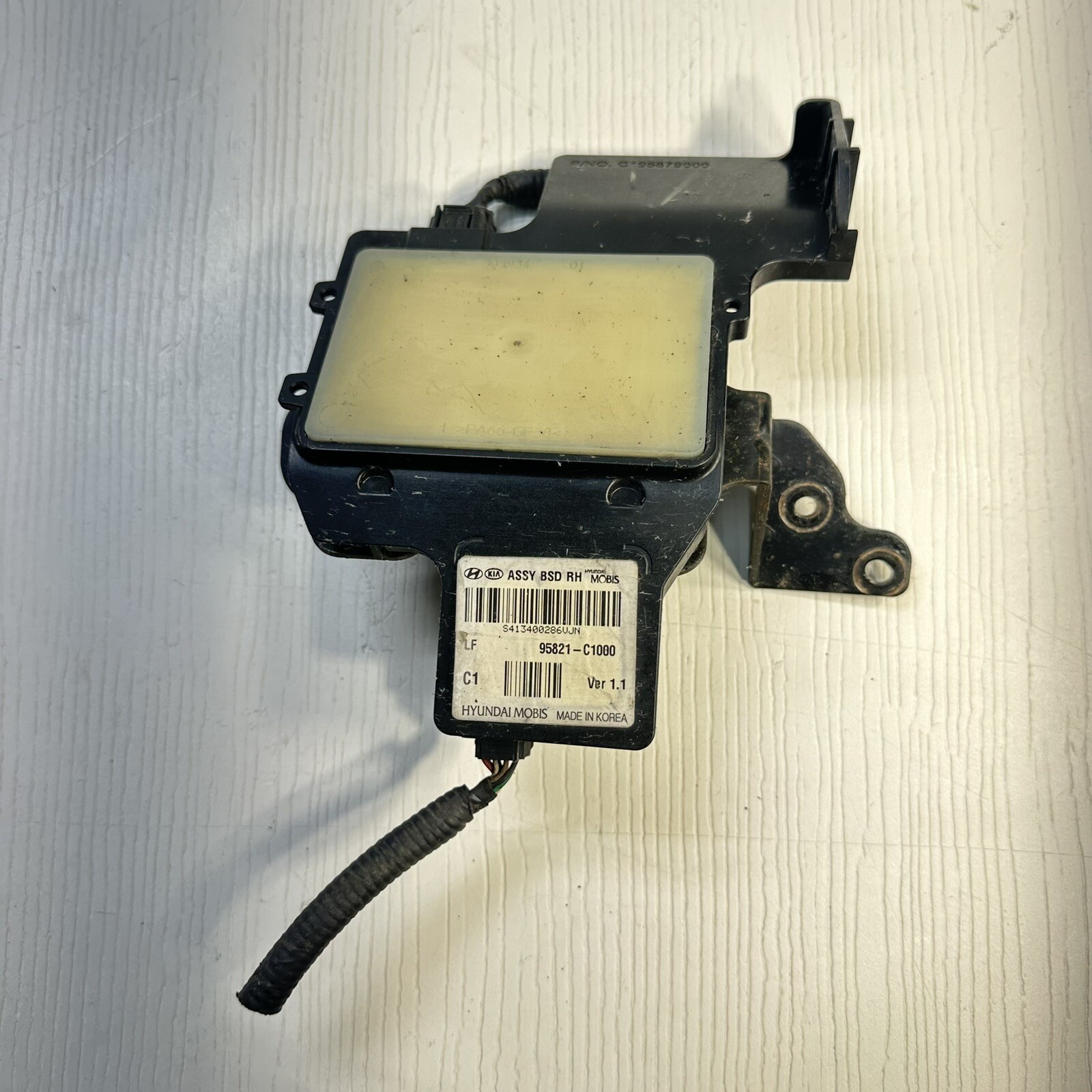 OEM Hyundai Sonata Rear Right Blind Spot Radar Module 95821-C1000 (Version 1.1)