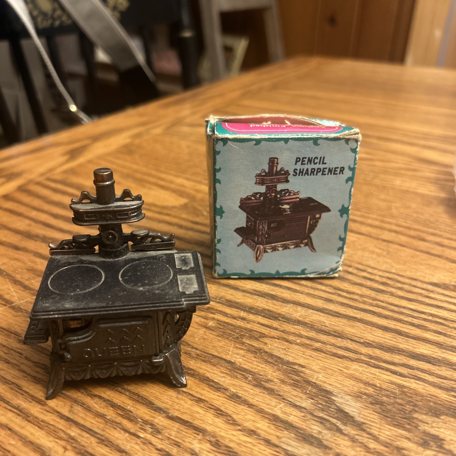 Vintage Miniature QUEEN Wood Stove Die Cast  Pencil Sharpener Made in Hong Kong
