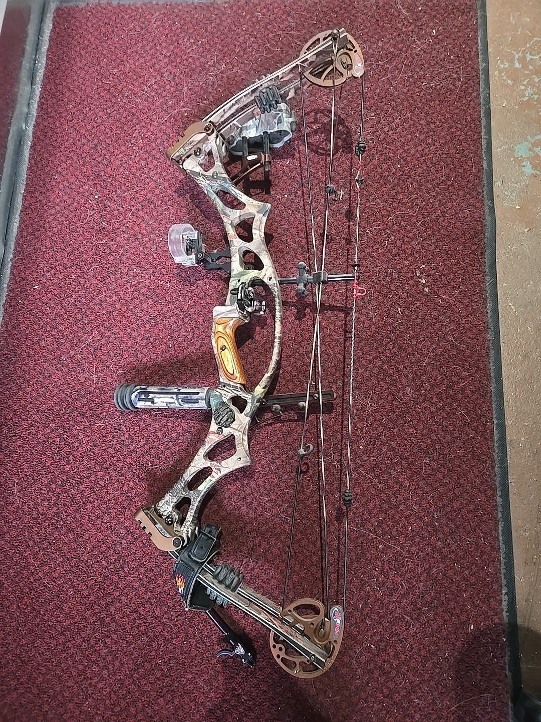 Hoyt Trykon Bow, RH, 28" Draw, 70lb W/accessories