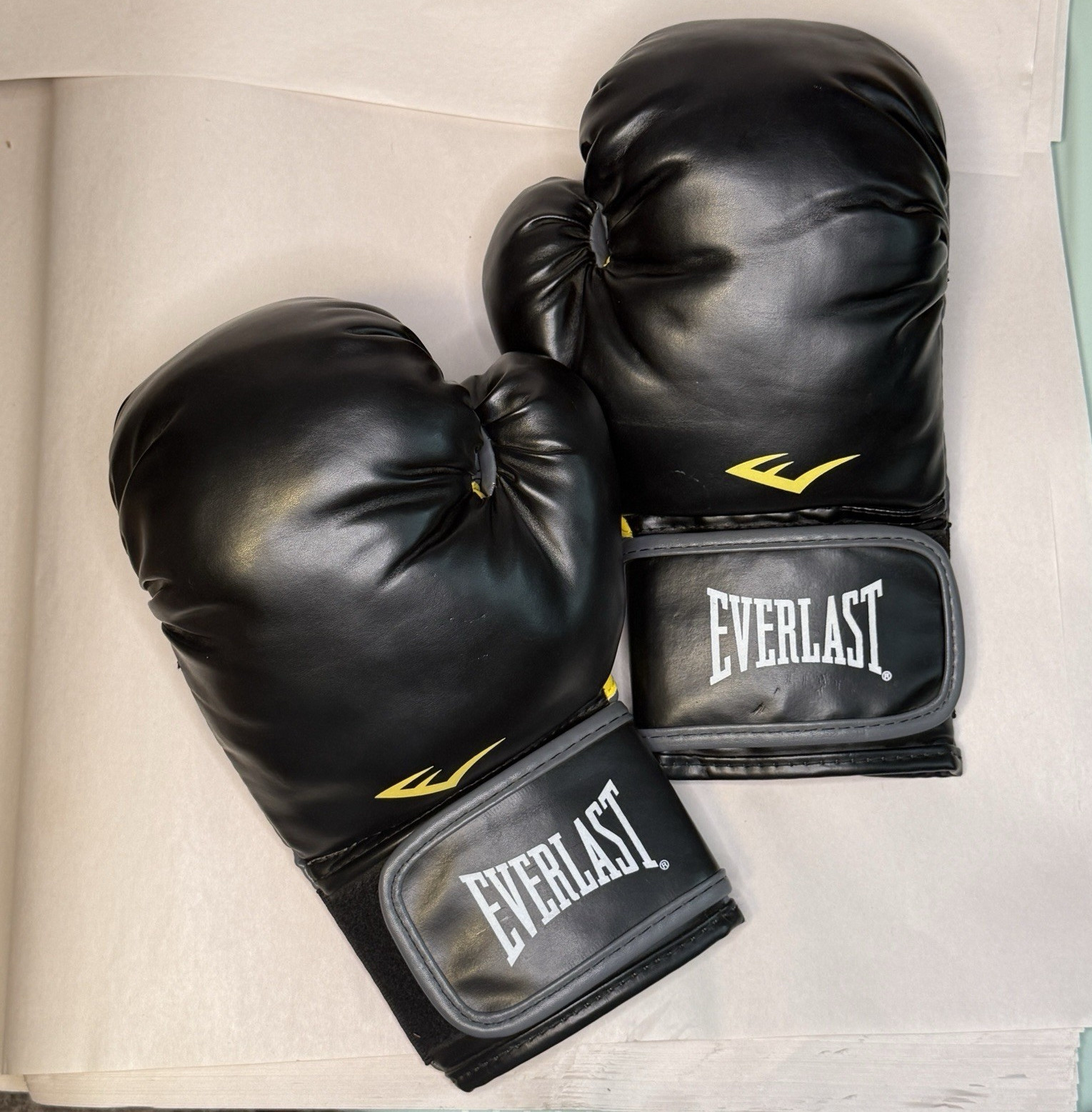 Everlast Sparring Boxing Gloves Black/Gray/Yellow Adjustable Wrist Strap Pair