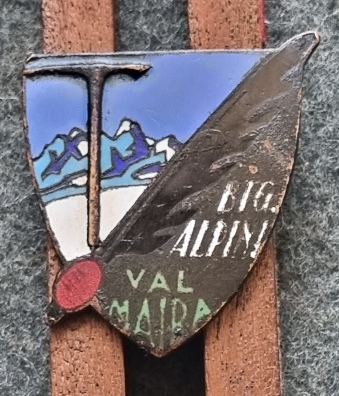ROYAL ITALIAN ARMY BADGE 2ND ALPINE REGIMENT BATTALION "VAL MAIRA"