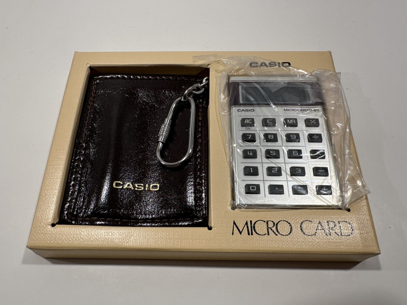 VINTAGE *NEW* 1980's CASIO M-811 Micro Card Electronic Calculator