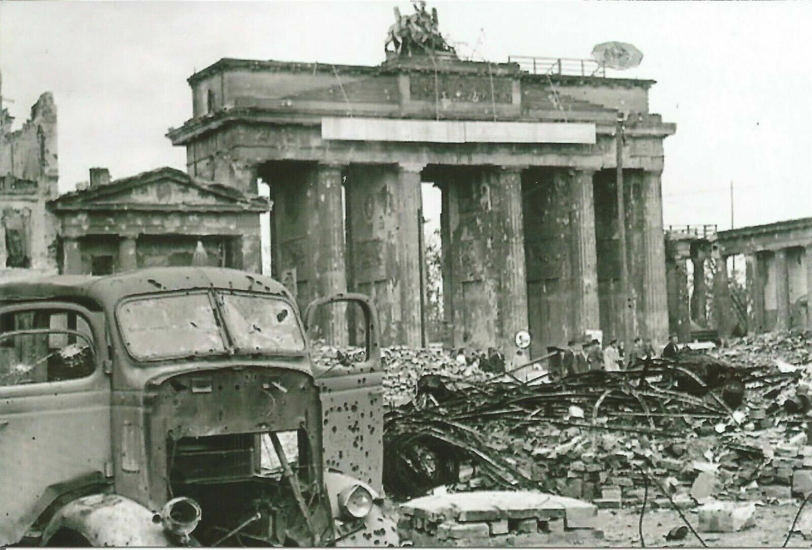 WW II German Photo ----  ... Berlin 1945..