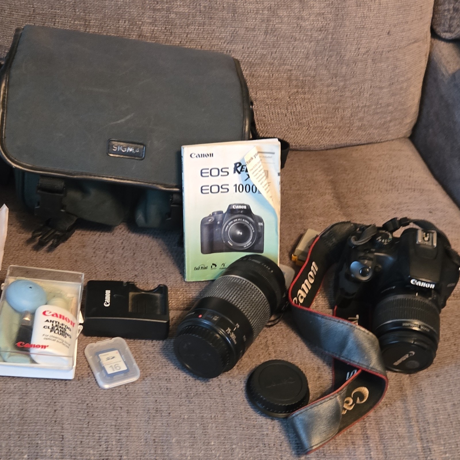 Canon EOS Rebel XS / 1000D Bundle 18-55mm & 75-300mm Lenses, Charger, Bag
