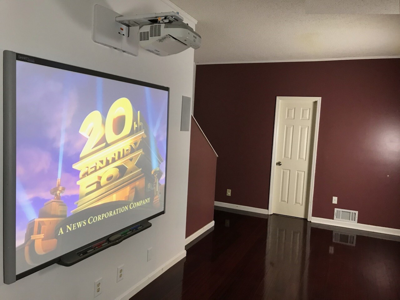 Interactive Smart Board & Projector Combo For Classroom / Office Professionals