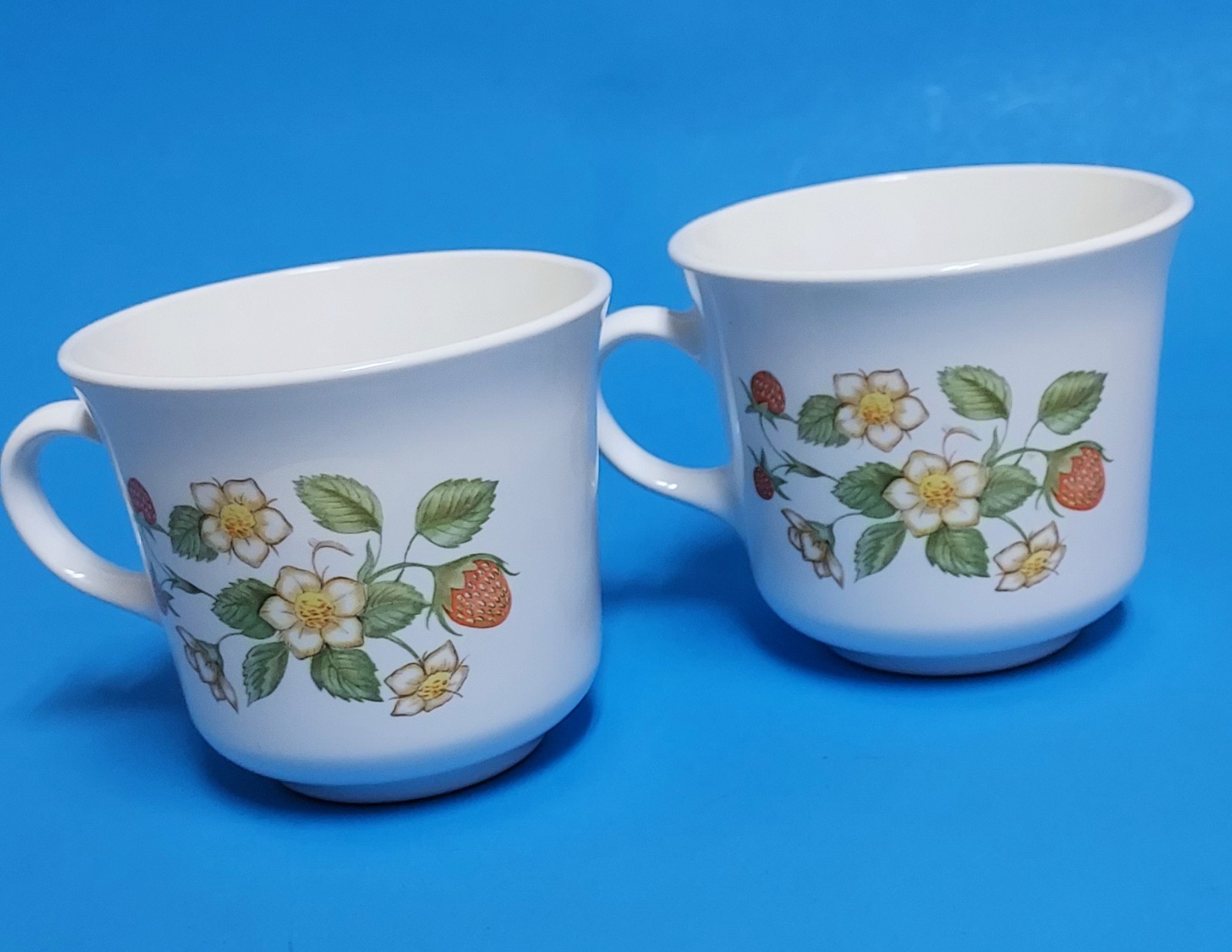 Vintage Corning STRAWBERRY SUNDAE tea coffee cups kitsch country 1980s pair 2