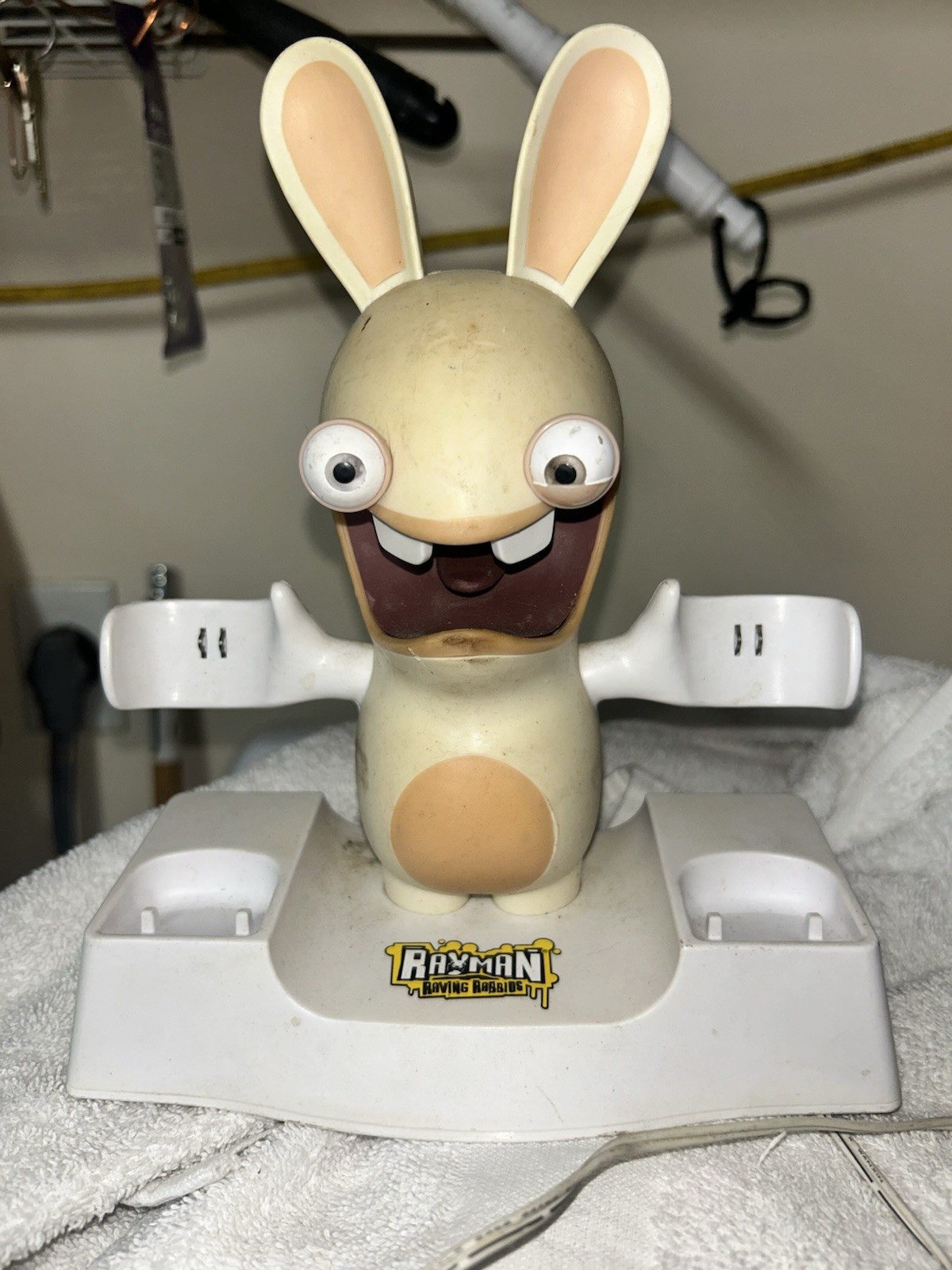 Rayman Raving Rabbids Wii Remote Charging Dock White Beige Wired Plastic