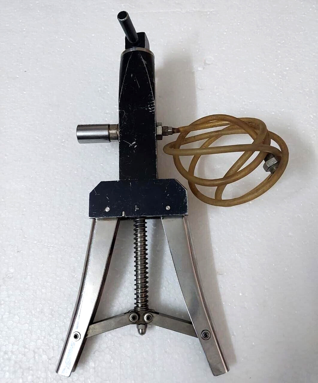 Besancon instruments Hand held test pump Pressure calibrator