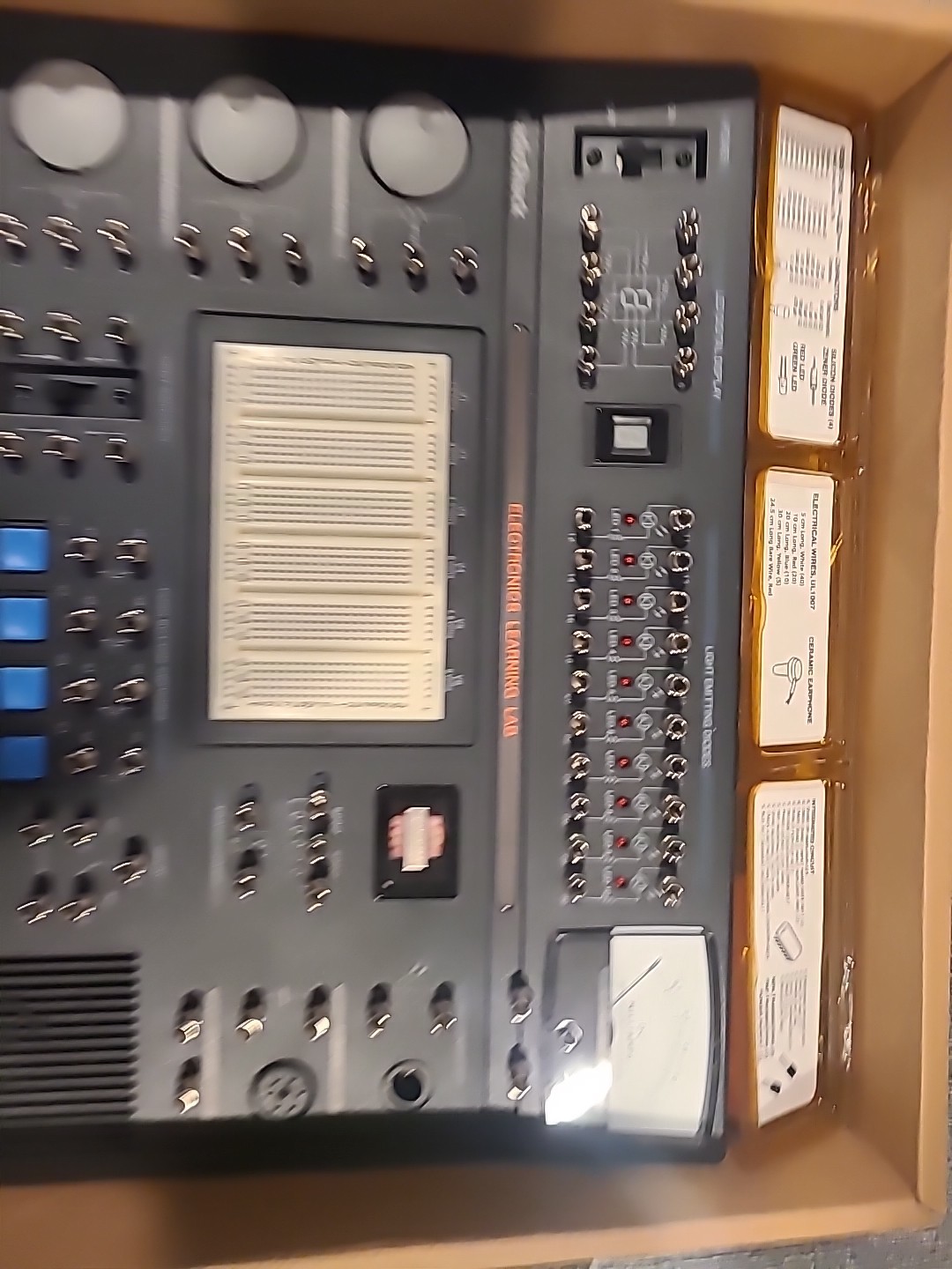 RadioShack Electronics Learning Lab Model 28-280 With Two Workbooks