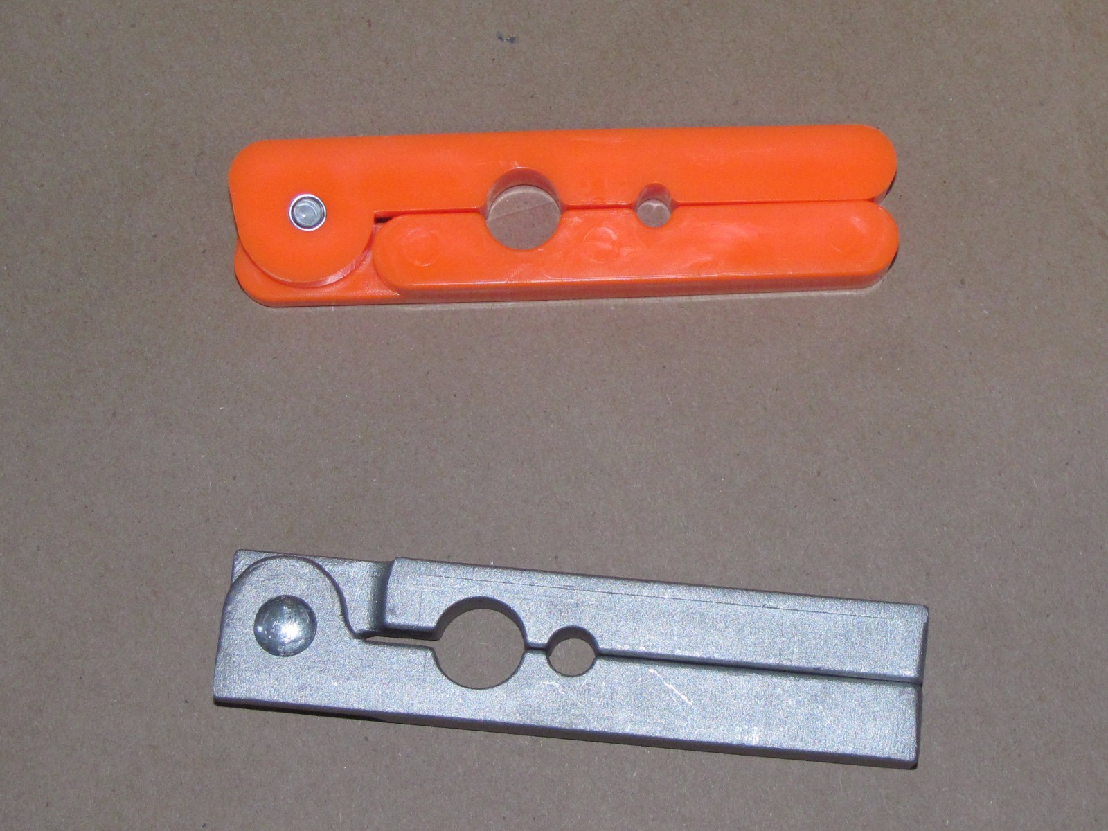 Tail Strippers,Choice Plastic or Aluminum Fur Handling tools fox,coyote,sale new