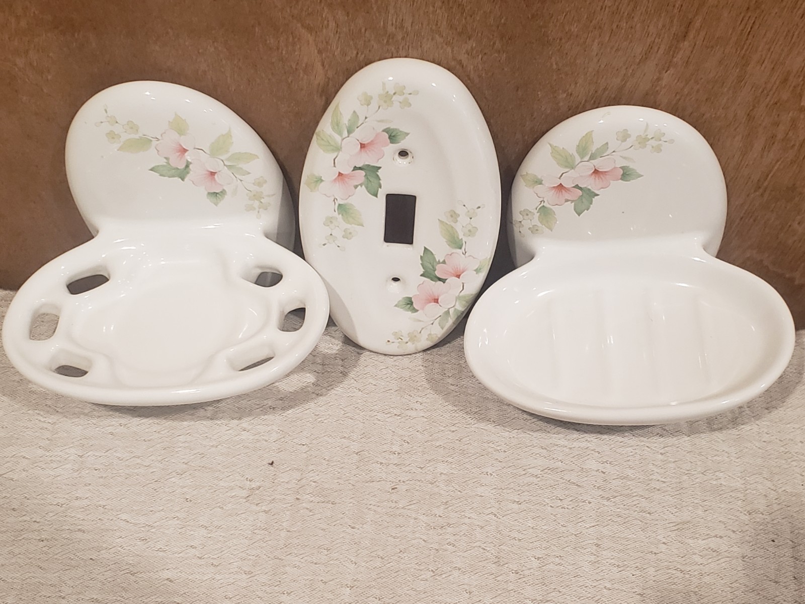 Vintage White Ceramic Wall-Mounted 3-Piece Floral Bathroom Fixture Set