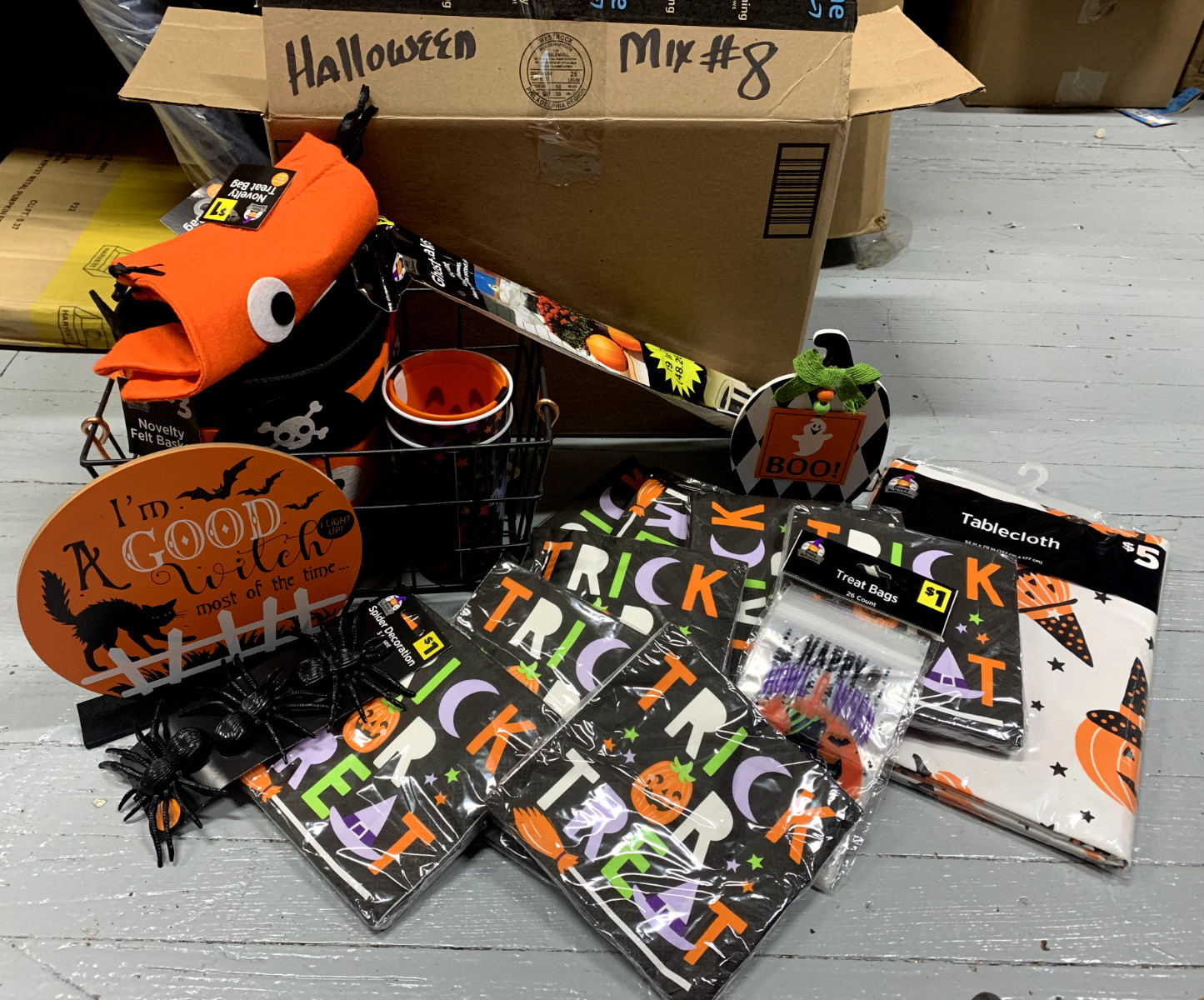 HALLOWEEN MIX BOX OF MISC ITEMS SEE PIC