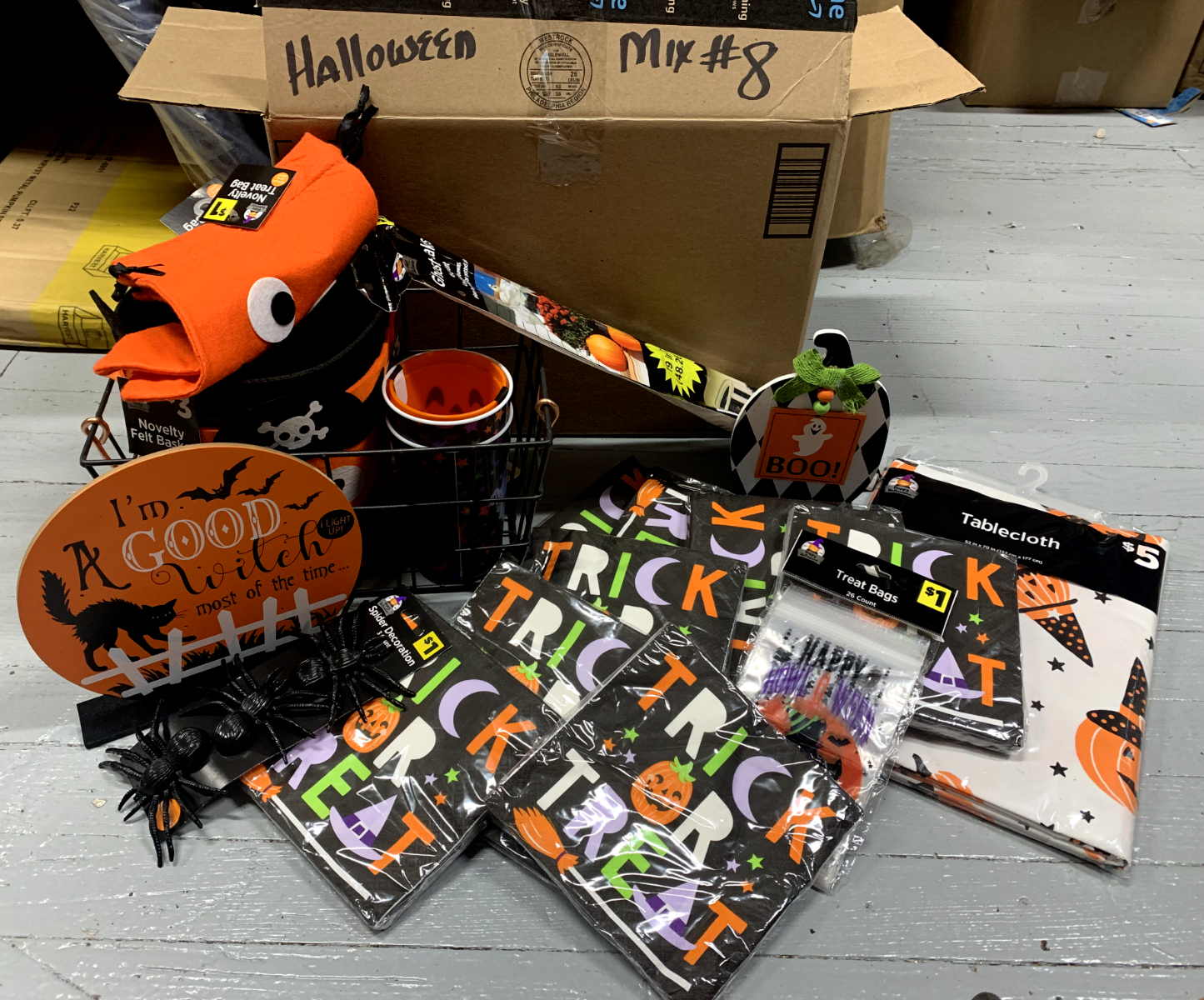 HALLOWEEN MIX BOX OF MISC ITEMS SEE PIC