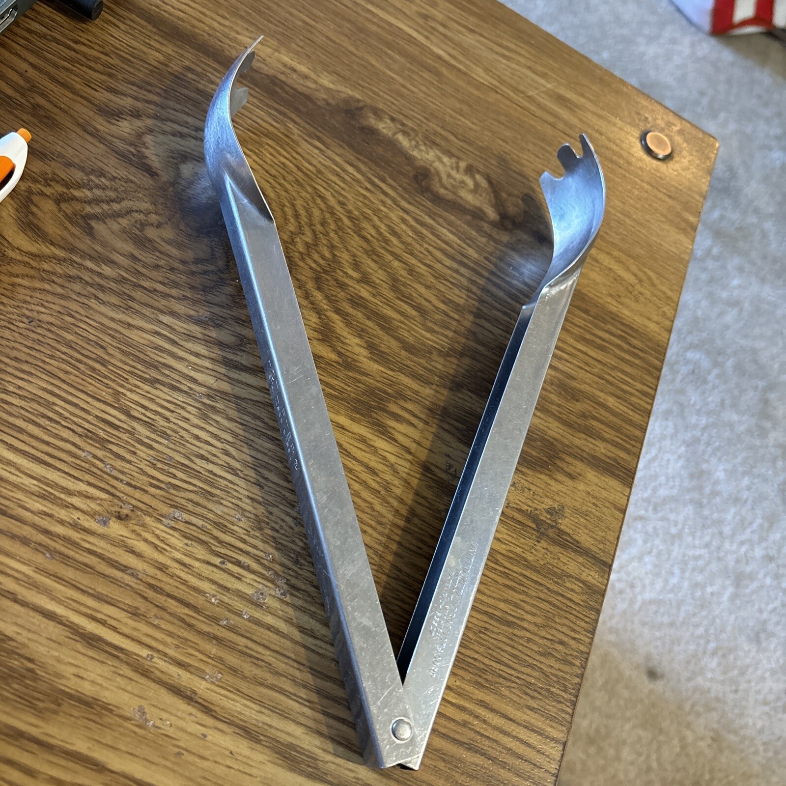 Hotlifter Stainless Steel Tongs 9-3/4", United Products Detroit, Pat D153327