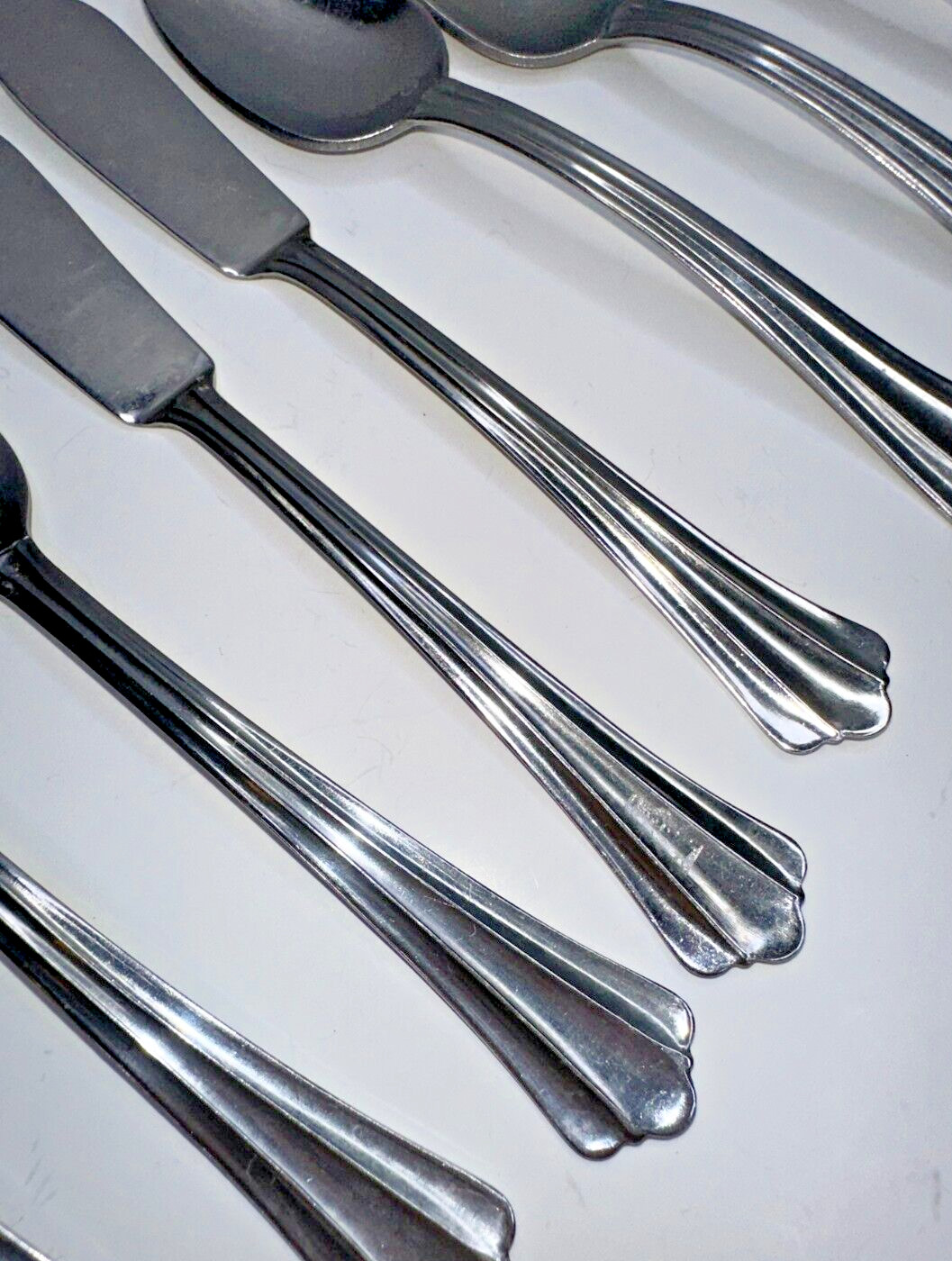 Oneida Fan Lightweight Stainless Flatware Set 23 Pc Fork Spoon Knives