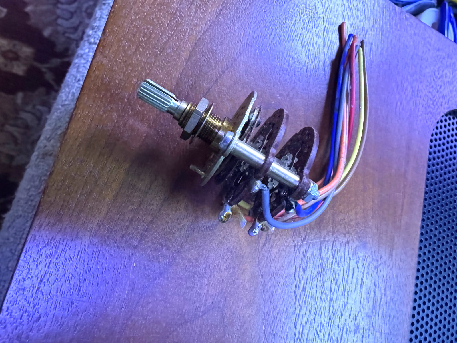 Vintage Sansui 4000 speakers switch.