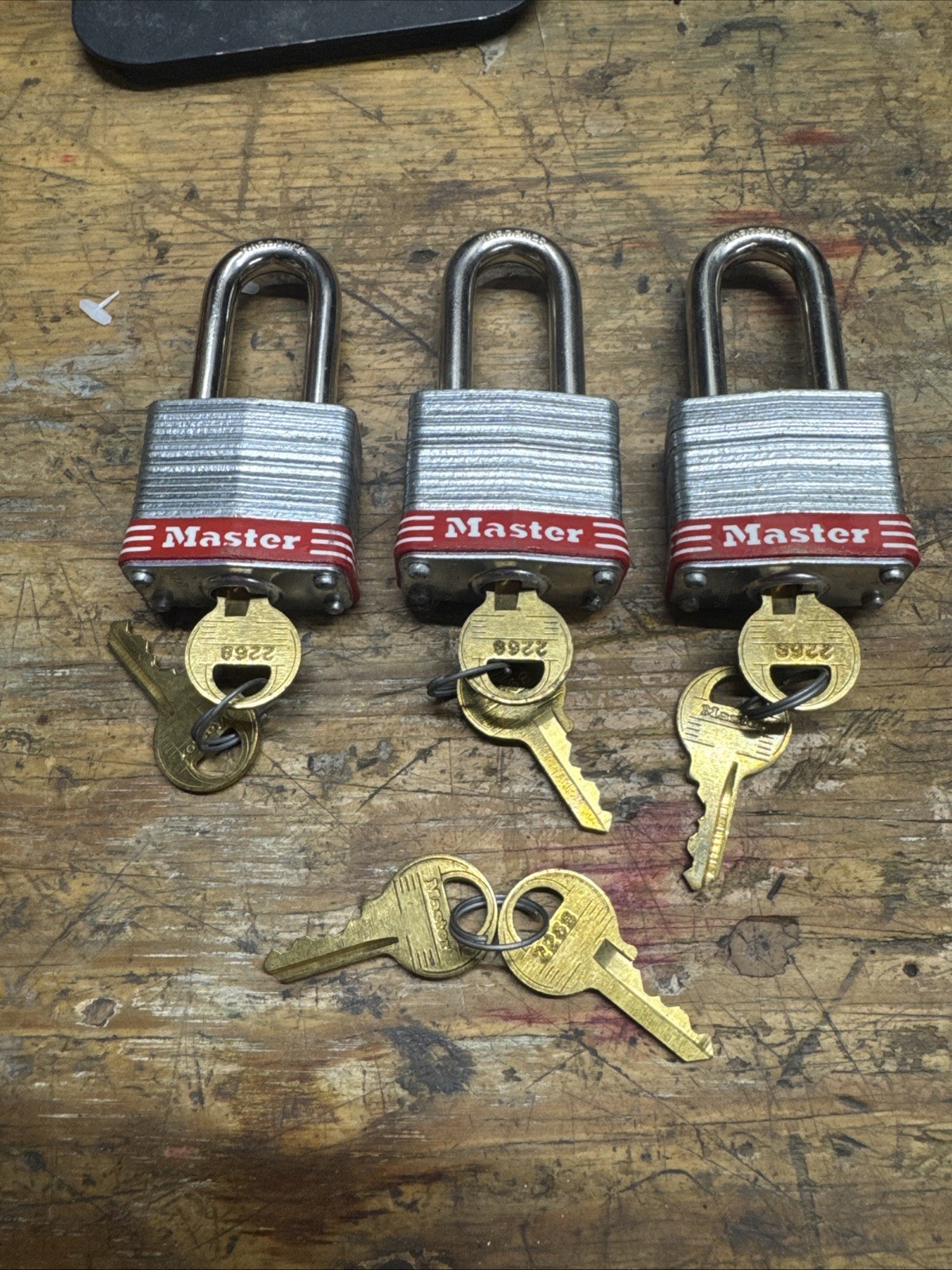 Master lock Commercial Laminated Padlocks Set Of 3  Keyed Alike Red 8 Keys No3