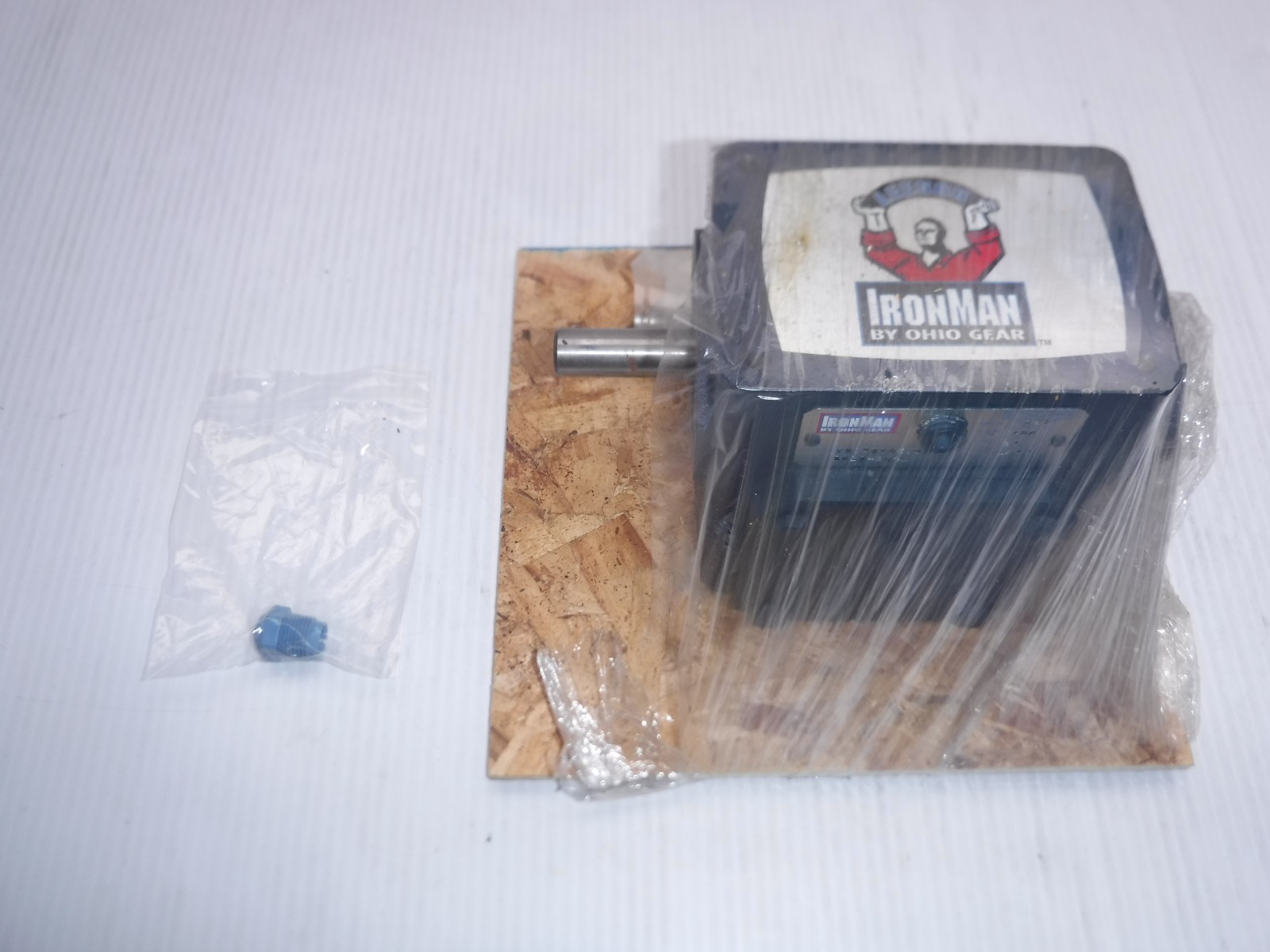 Ironman W8180005.00 Gear Reducer B818-20 Ratio: 20:1 Shaft Out: L Input: .824