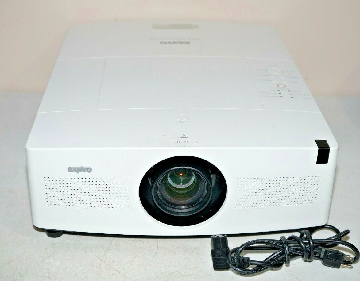 ^ Sanyo PLC-XTC50L Projector 5000 Lumens 13 Lamp Hours