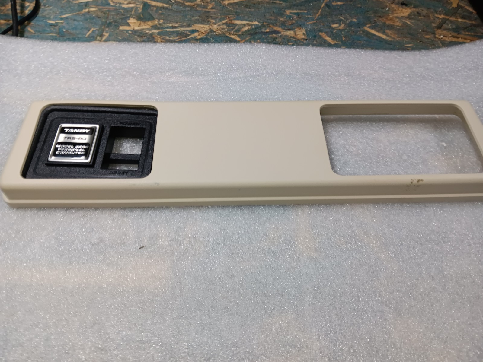 TANDY TRS-80 MODEL 2000 EXACT BROKEN POST/LABEL -EMPTY FRONT PANEL-CLEAN-SEE ALL