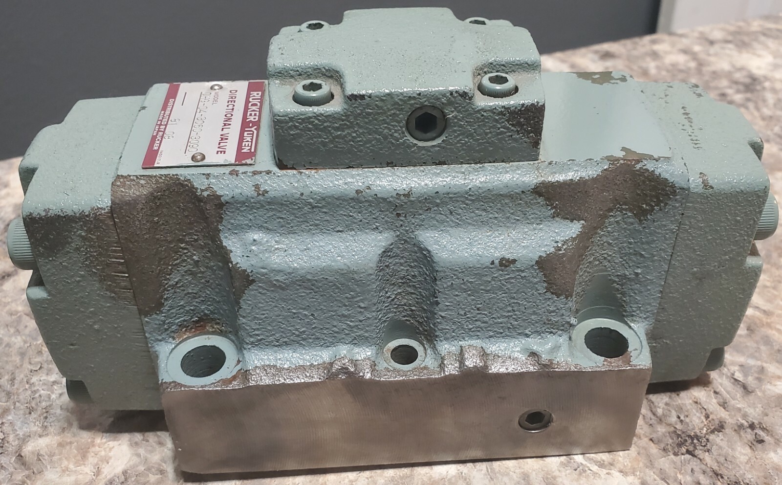 DH6-04-3C60-3090, Rucker - Yuken, Directional Pilot Valve