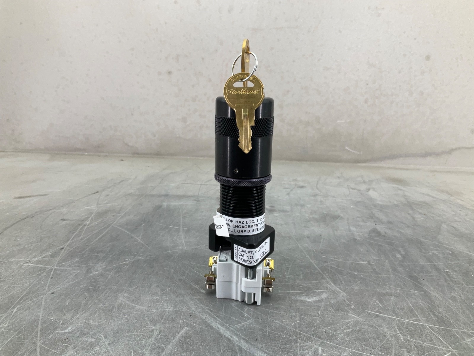 NEW ADALET XHKSSR2 KEYED SELECTOR SWITCH 2POS SPRING RETURNED- LEFT TO RIGHT