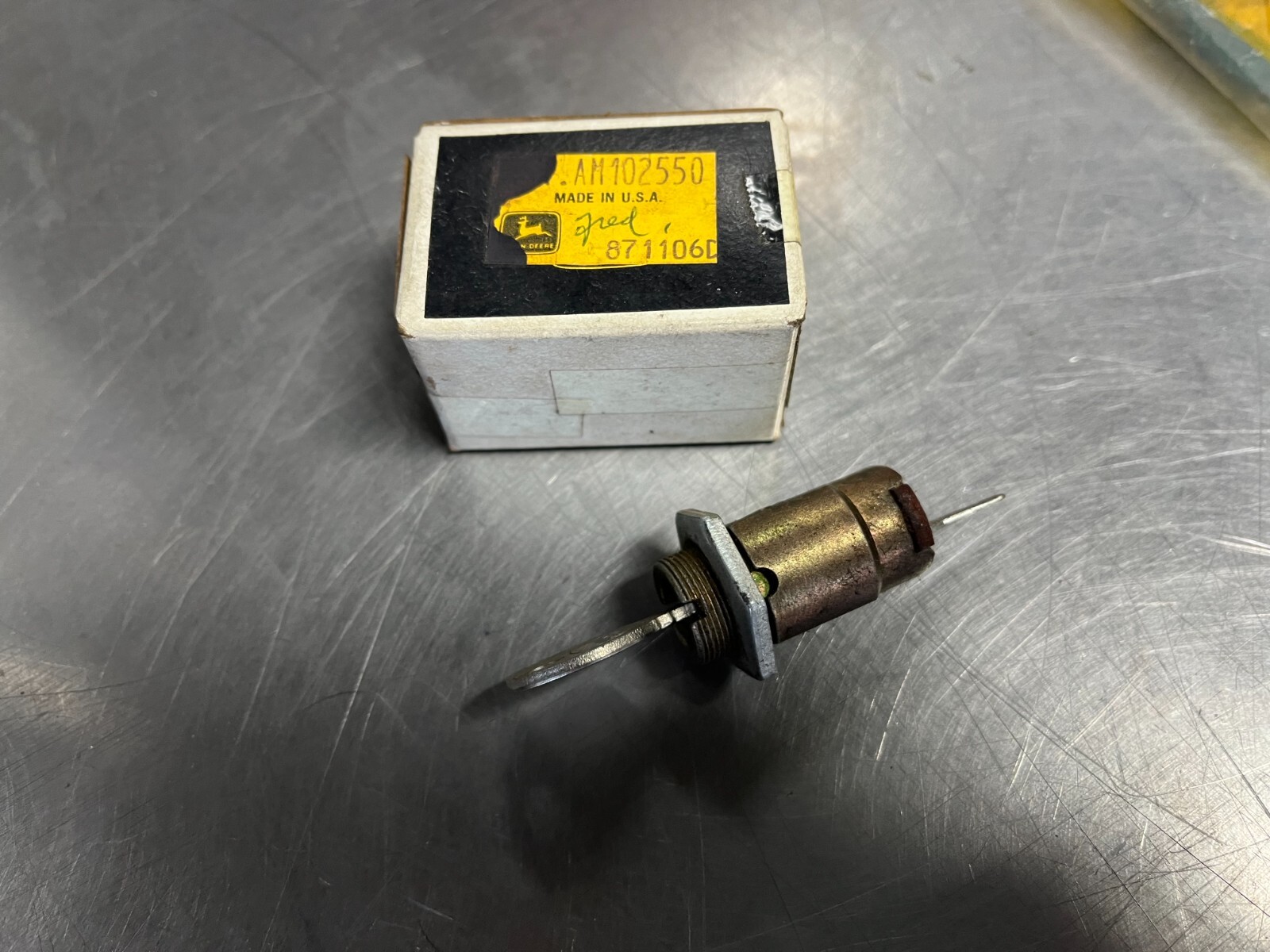 AM102550  GENUINE OEM  John Deere  SWITCH with KEY  Fits AM34872
