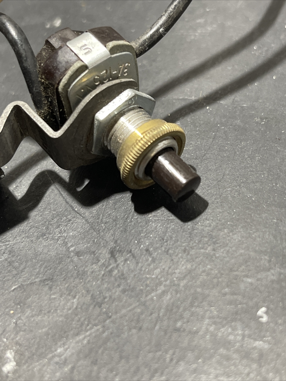 leviton phenolic socket with side mounted on-off push switch