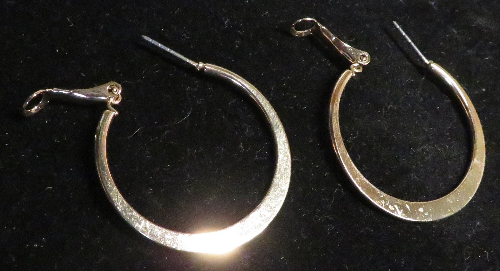 Vintage Classic Plain Flat Round Hoop Earrings Pierced Drop Gold Tone 1-1/4" Wde