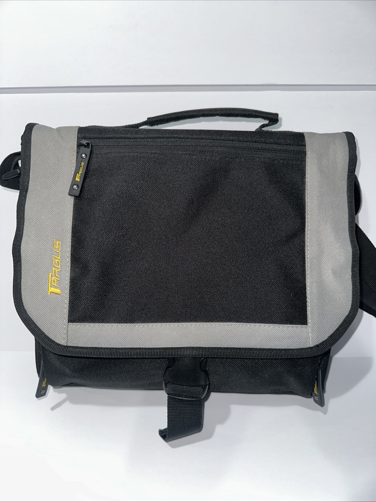 Targus TCG200 Notebook Messenger Bag (EXCELLENT CONDITION)￼