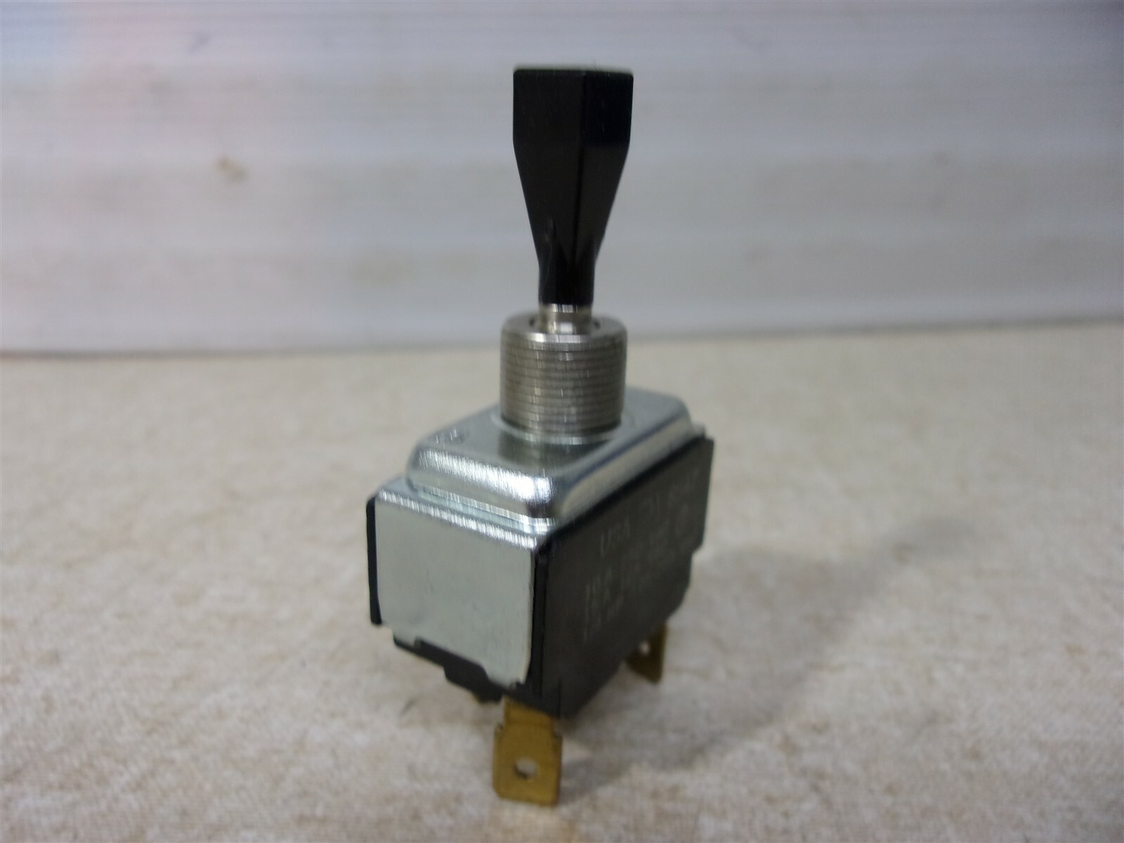 NEW Cutler Hammer 8946K20 Toggle Switch *FREE SHIPPING*