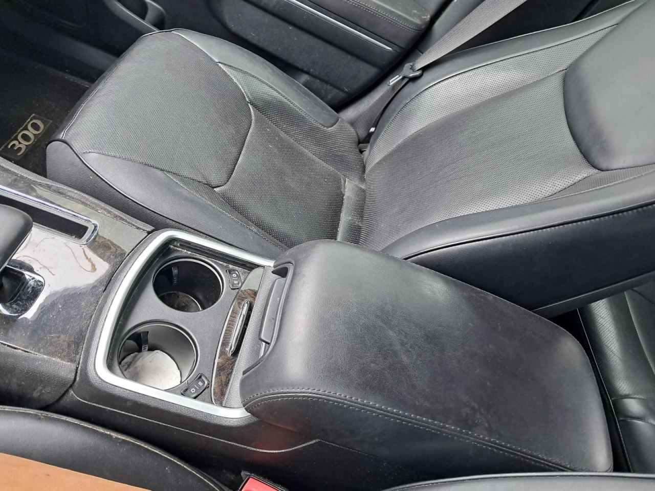 300 2014 Glove Box 4845961
