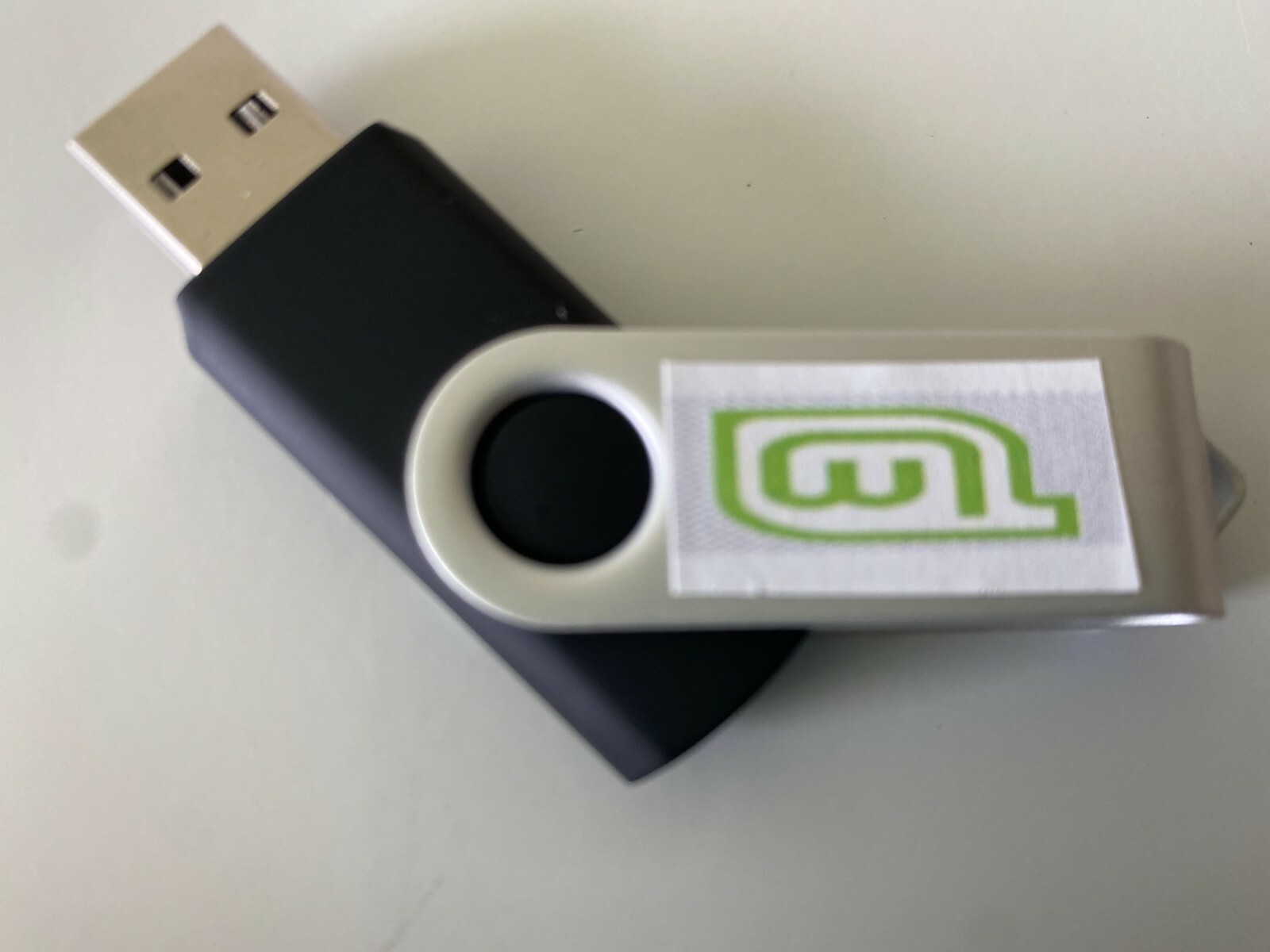 Linux Mint 20 "Ulyana" - Cinnamon (64-bit) Bootable USB Thumb Flash Drive