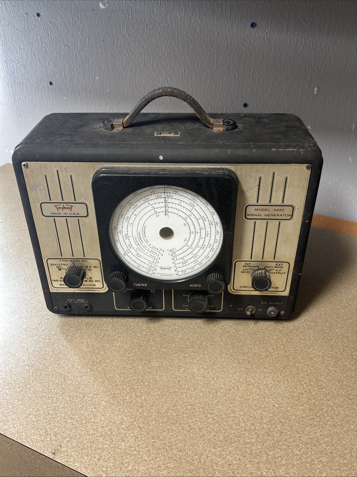 Vintage Triplett Signal Generator Test Equipment Model 3432!! UNTESTED!!