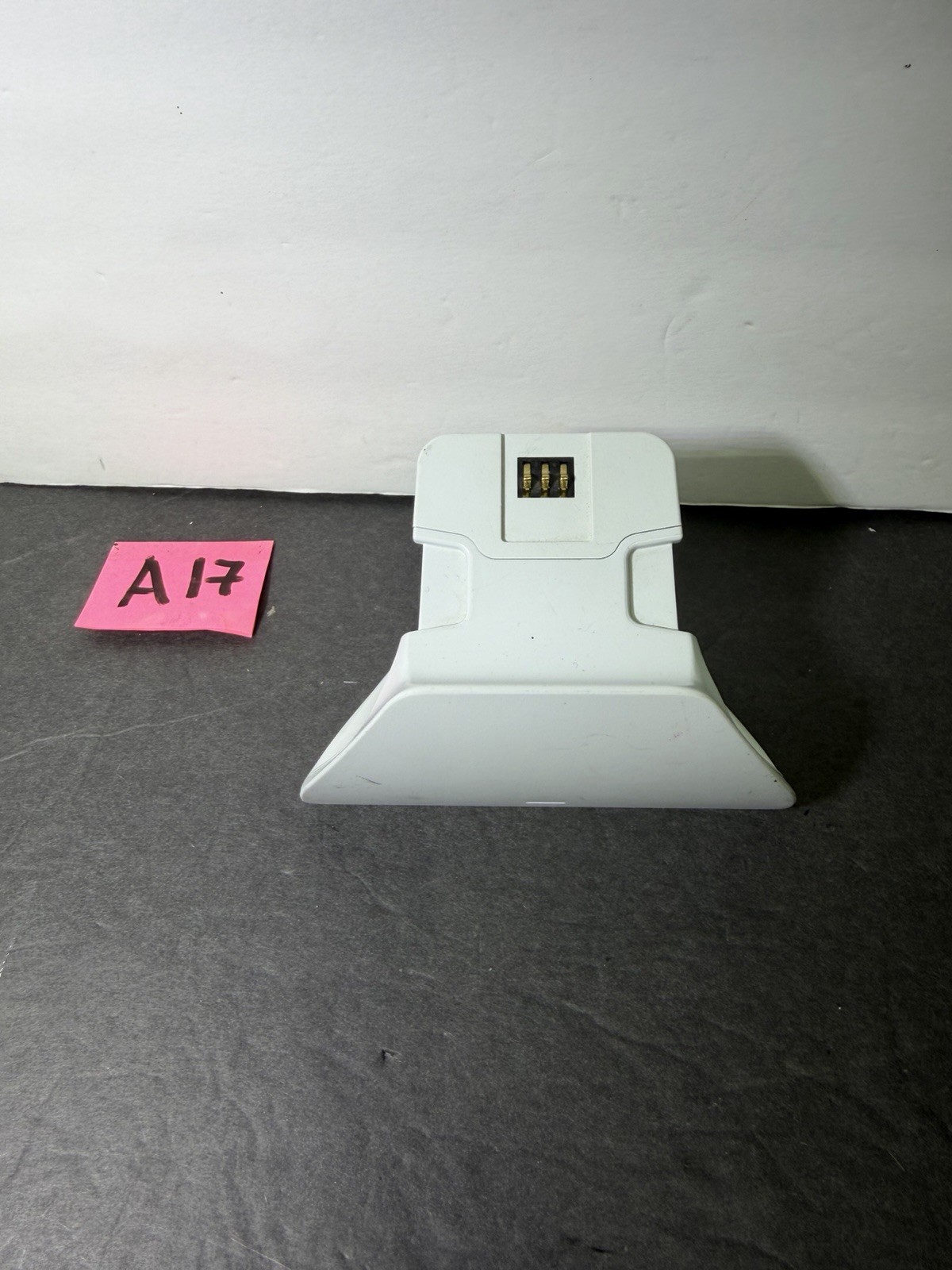 Controller Gear Xbox One  Pro Charging Stand ONLY WHITE COLOR