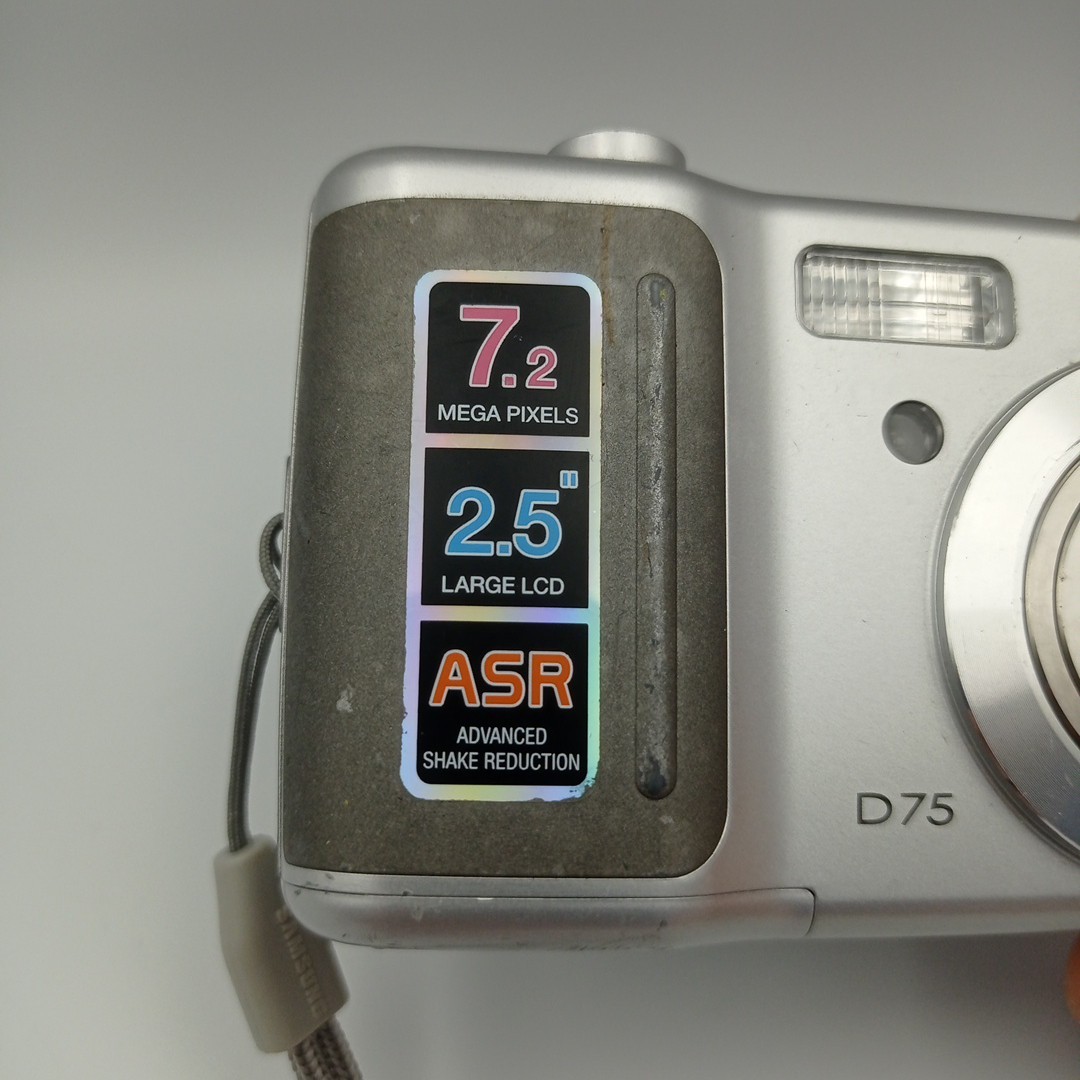 Samsung Digimax D75 7.2MP Compact Digital Camera Silver - Powers Off Randomly