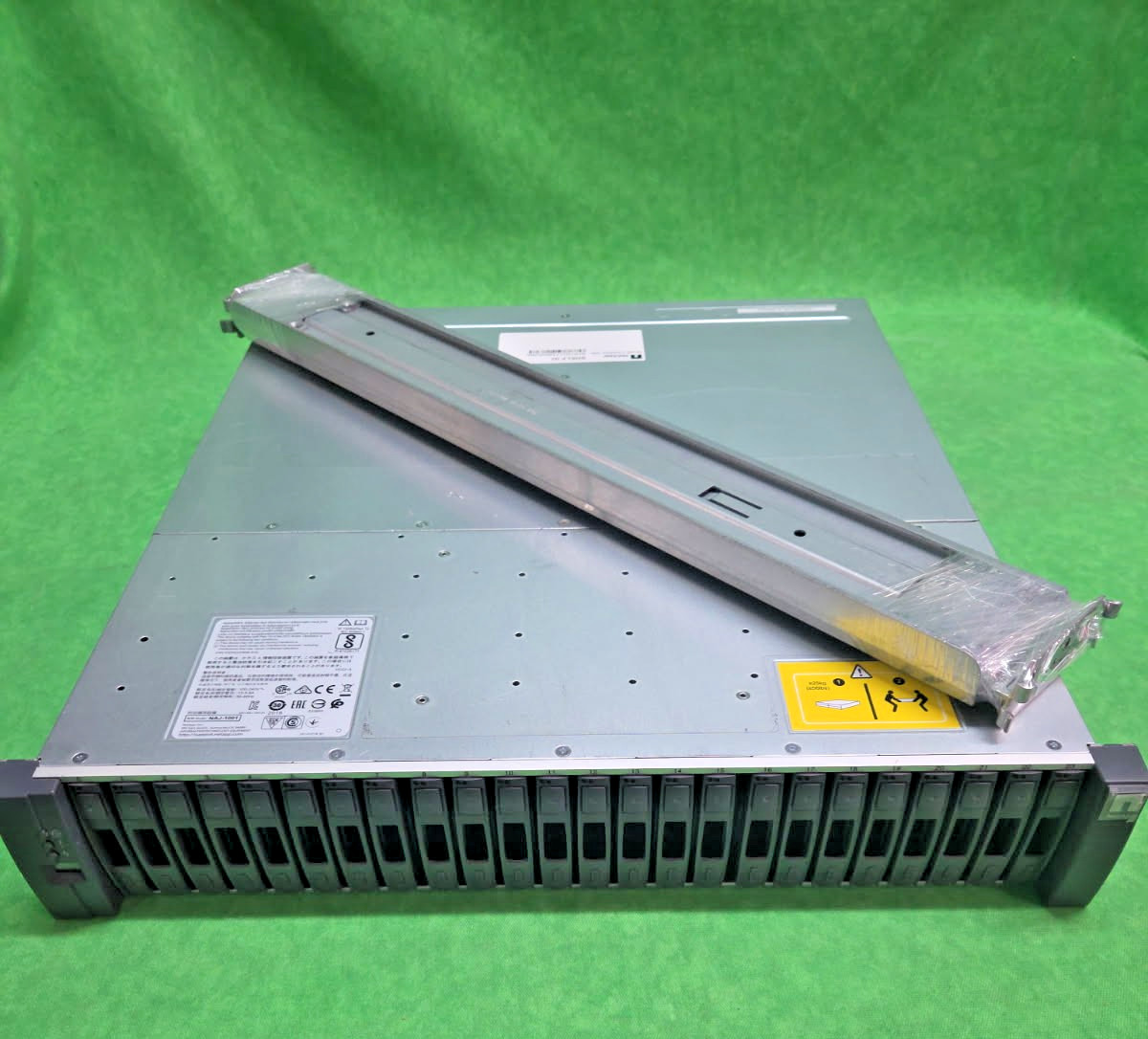 NetApp NAJ-1001 24 Bay 24x 1.8 TB SAS HDD 2x IOM6 114-00065+B0 2x 750W PSU RAILS