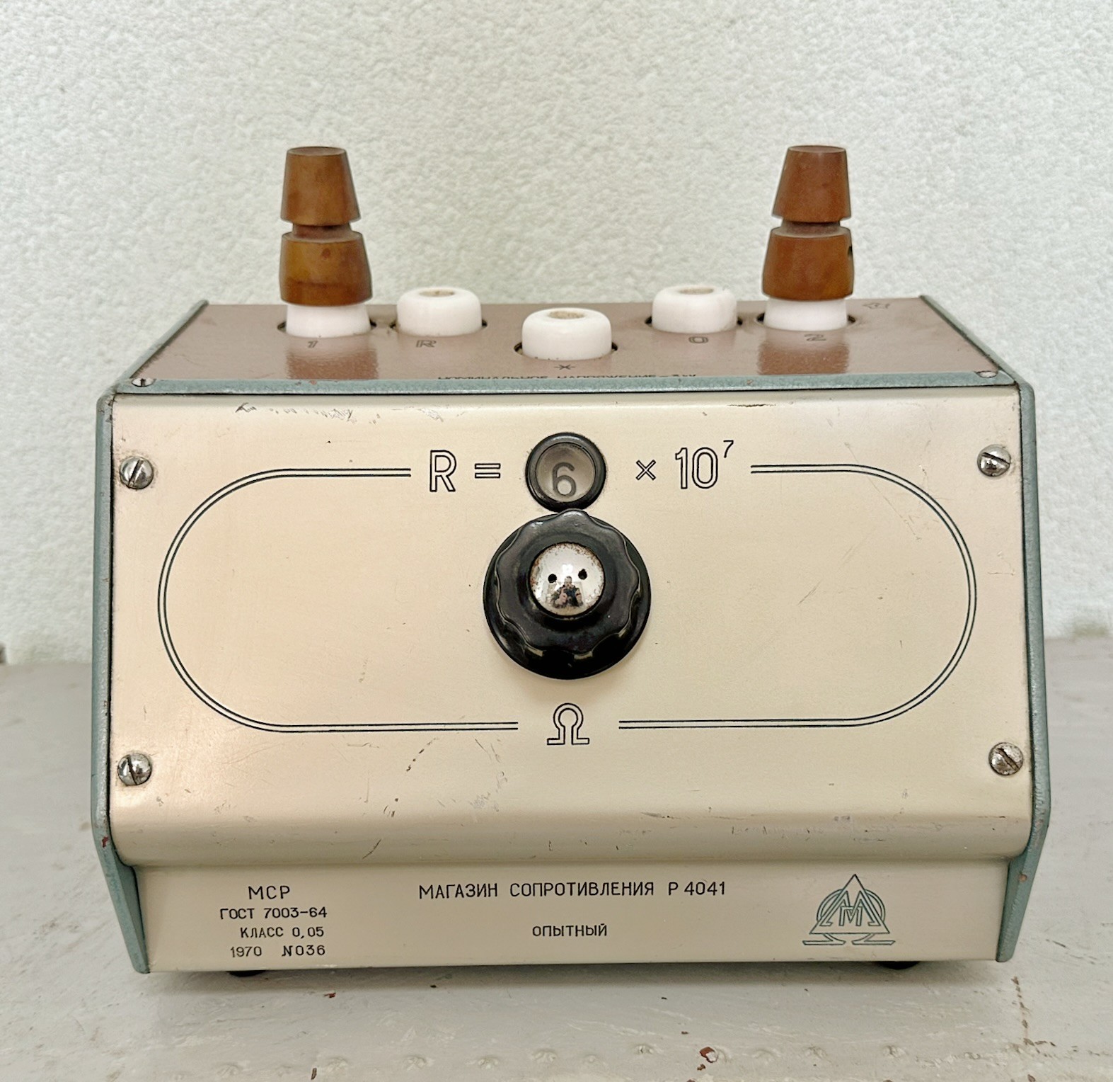 10 MΩ  0.05%  P4041 Decade Resistance Standard Box