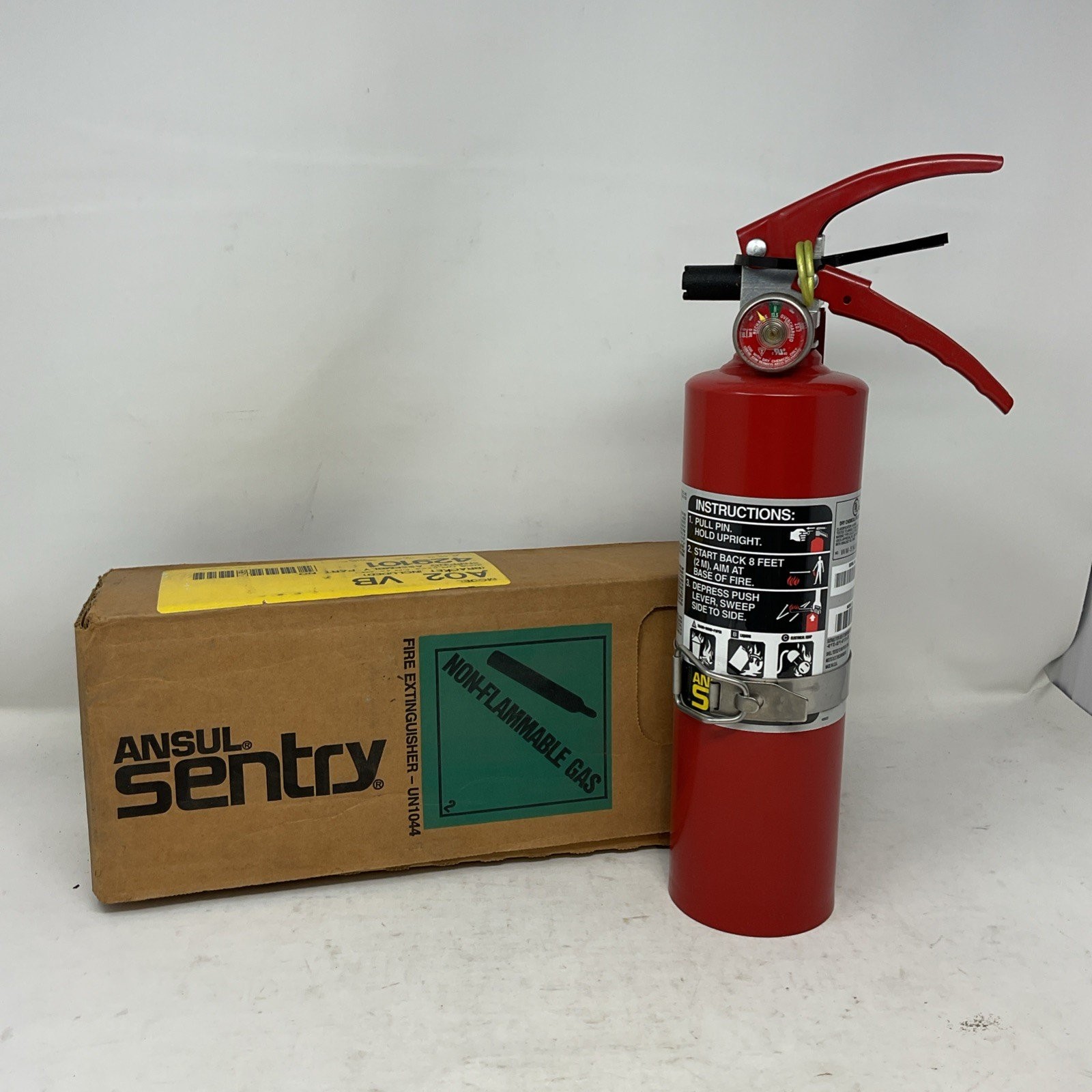 Ansul Sentry 2.5 lb ABC A02 VB Fire Extinguisher w/ Bracket  MPN: 429101
