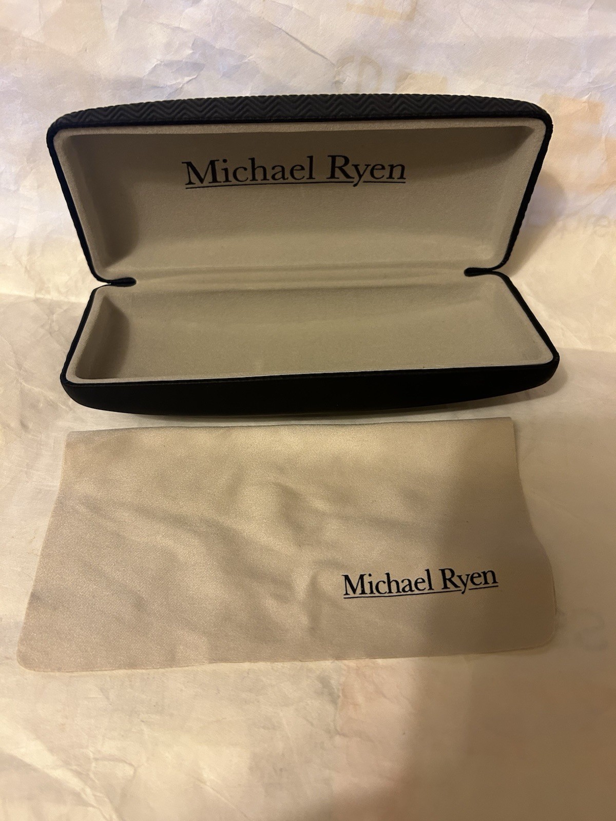 Michael Ryen Black Hard Clamshell Eyeglasses Case Microfiber Cleaning Cloth