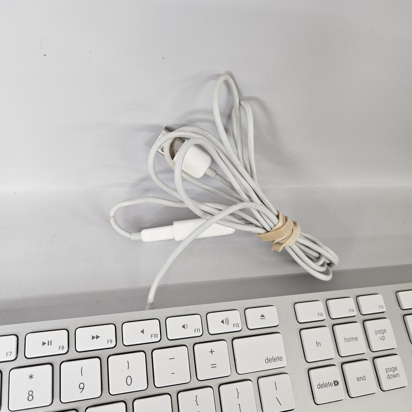 Apple A1243 Wired Mac Standard USB Keyboard w/ Numeric Keypad White EUC Tested